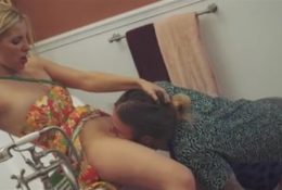 Good guy cleaned the tub and licked cunt